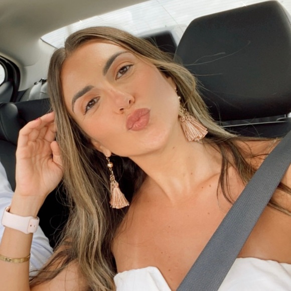 Meet your Posher, Larissa - Picture 1 of 2